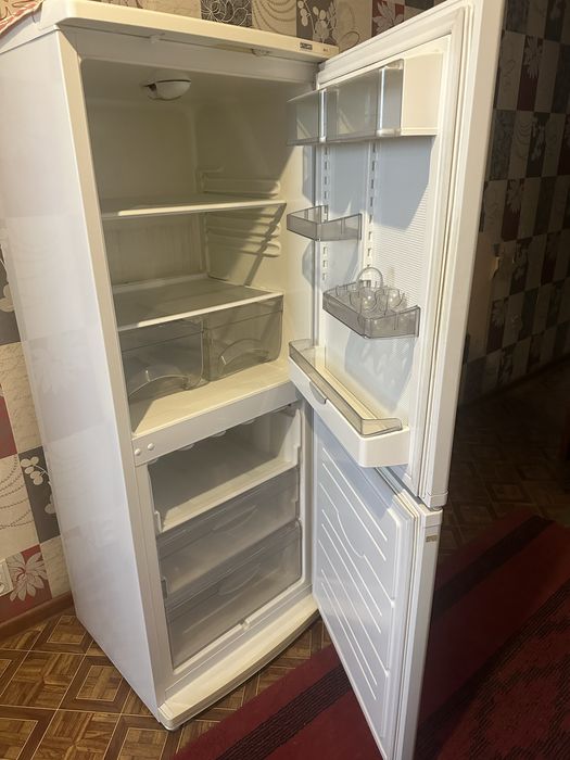 Продается холодильник двухкамерный