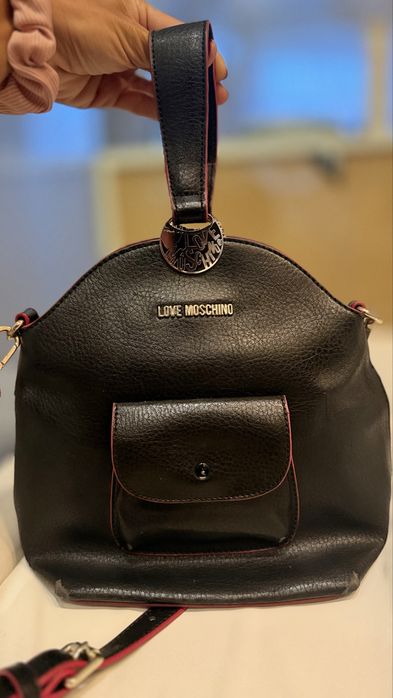 Оригинална чанта Love Moschino, черна с червен кант и  лого.