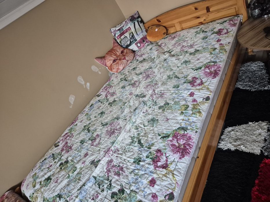 Легло с дървена рамка