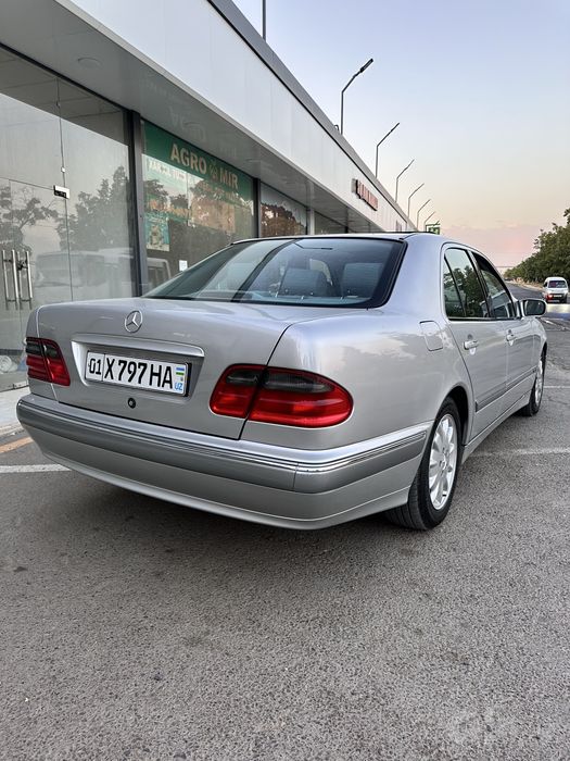 Mercedes benz w210. E200