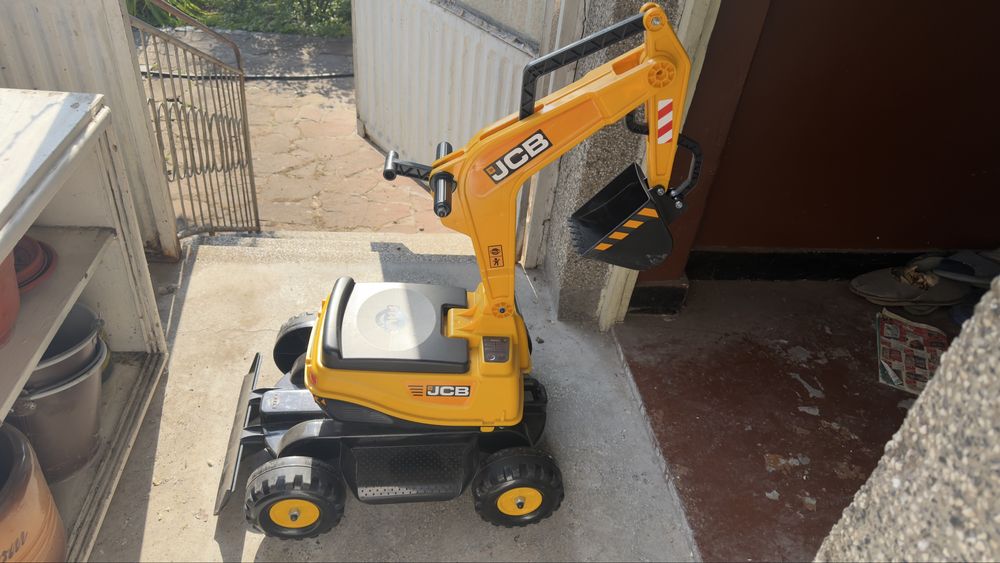 Детски багер за яздене Komatsu Falk 126