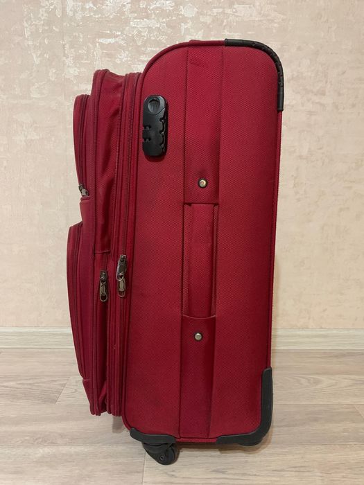 Чемодан бордовый