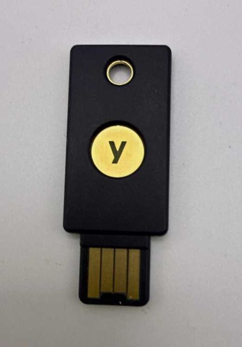 •Yubico YubiKey 4 pentru 2FA (two factor authentication) USB