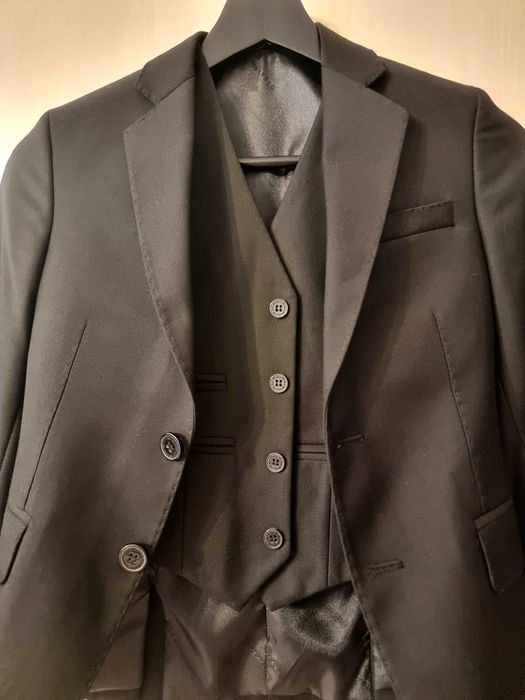 Черный пиджак и жилетку на мальчика 7-8 лет