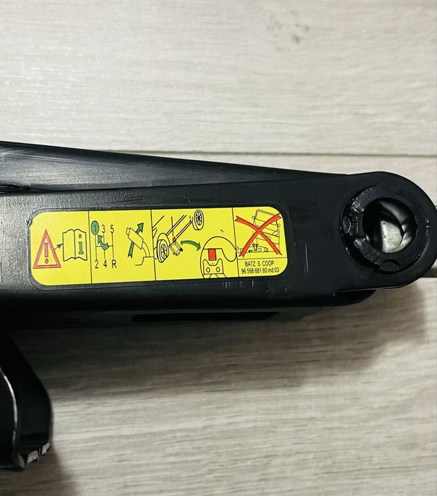 Оригинален комплект крик, ключ и кука за Citroen/Peugeot