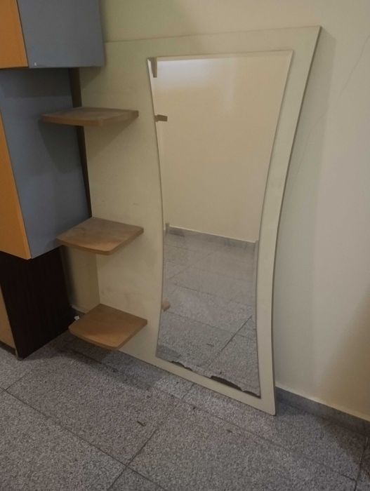 Огледало с рафтове