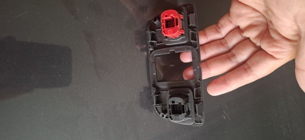 Продам кнопку обогрева сидении от ONIX от задних сидении оригинал