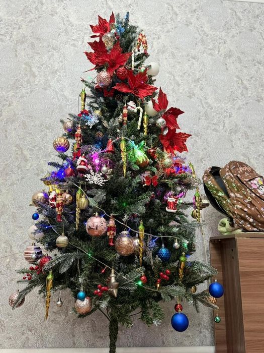 Продам елочку с игрушками