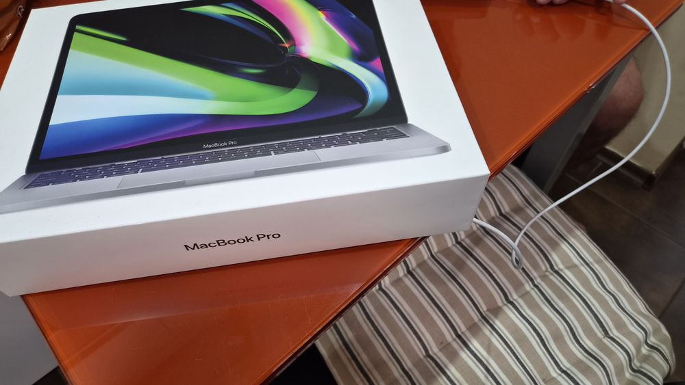 MacBook Pro 13 inch, M2 cu  touch bar