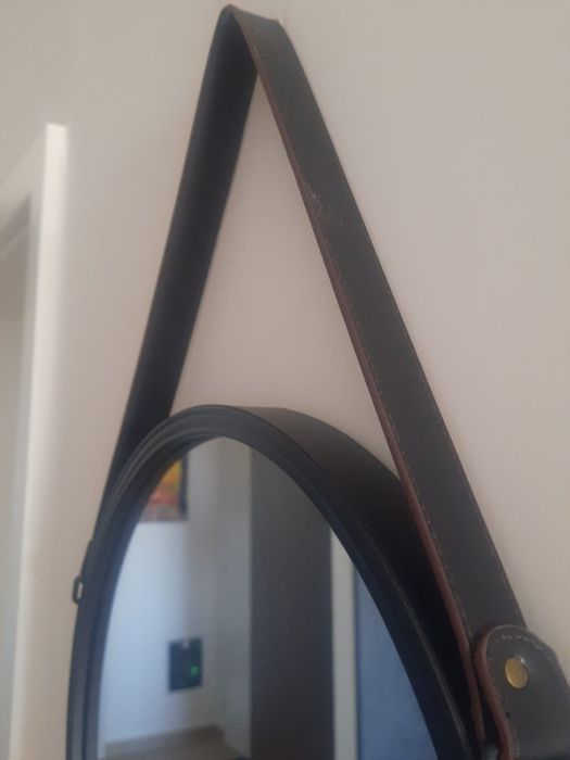 Oglinda cu prindere curea piele,60 /41 cm