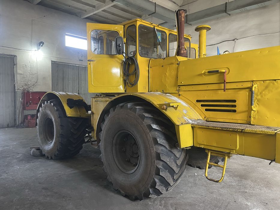 Кировец 701 месте с плугом