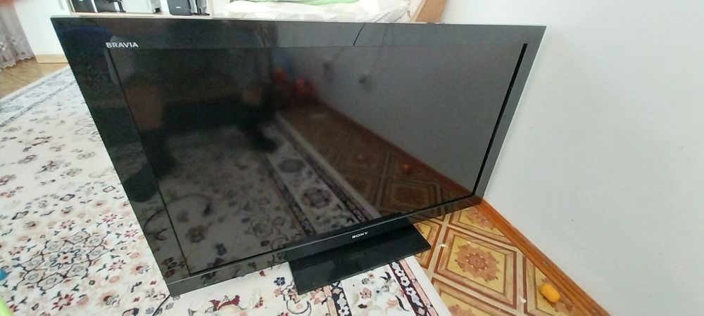 Продам телевизор Сони Бравия 43 диагональ.
