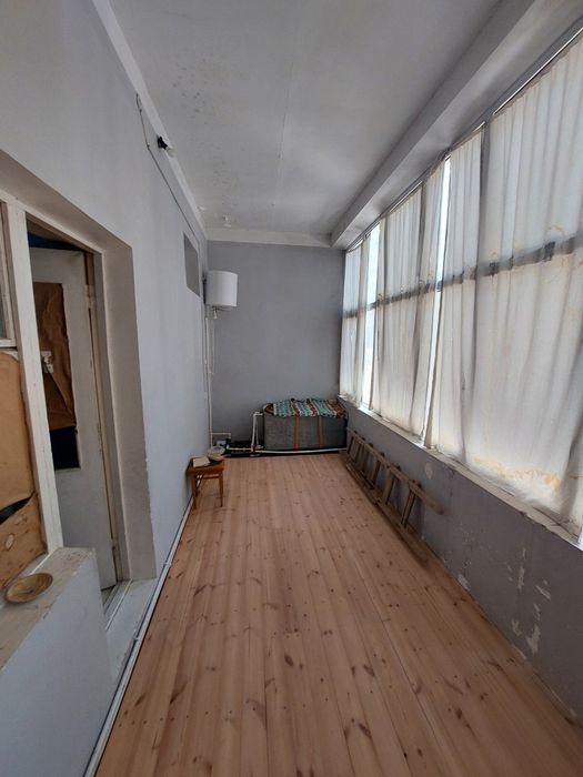 Qarshi Shahar markazidagi 3 xonali (+3 balkon) kvartira sotiladi