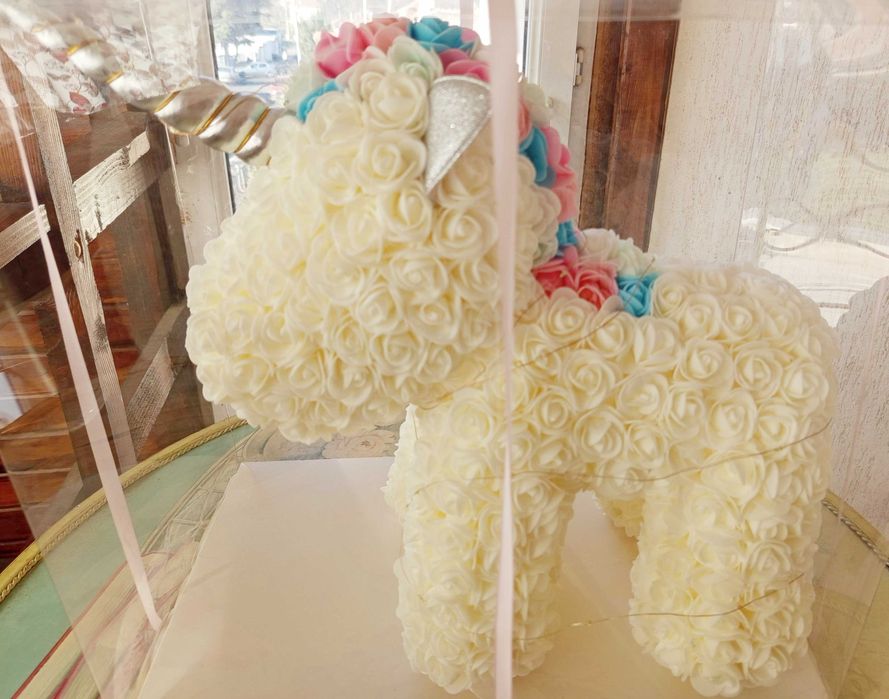 Еднорог от изкуствени рози за украса с LED светлинки