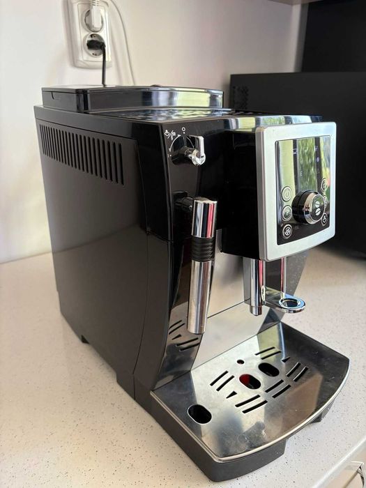 Кафеавтомат / кафемашина Delonghi ECAM 23.210B