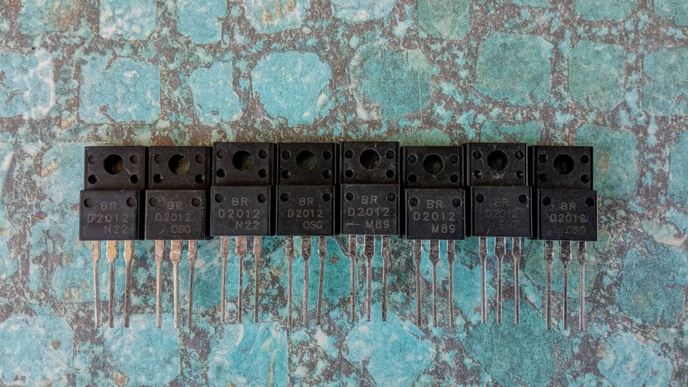 транзистори D2012