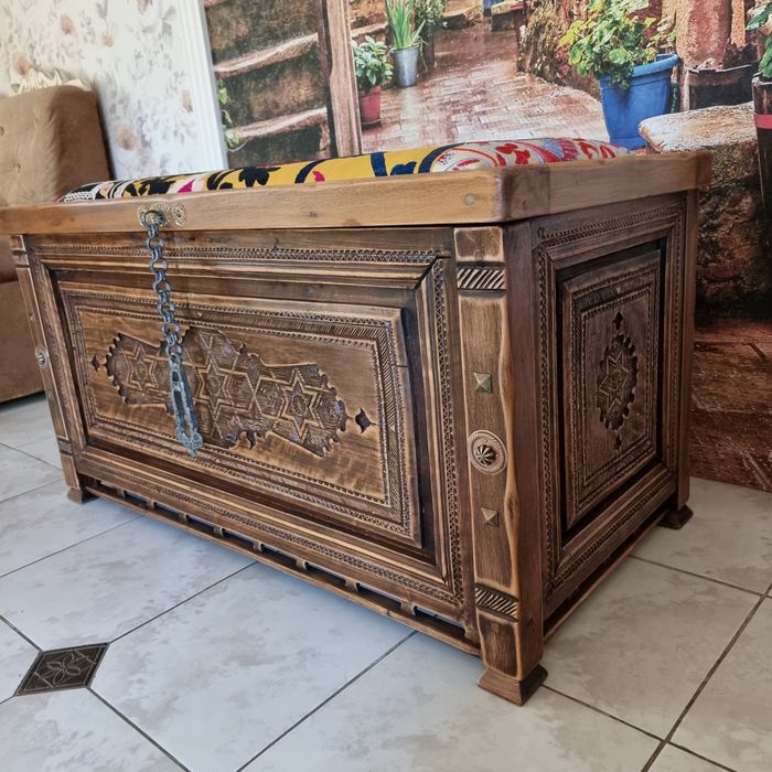 Продаю старинный сундук.