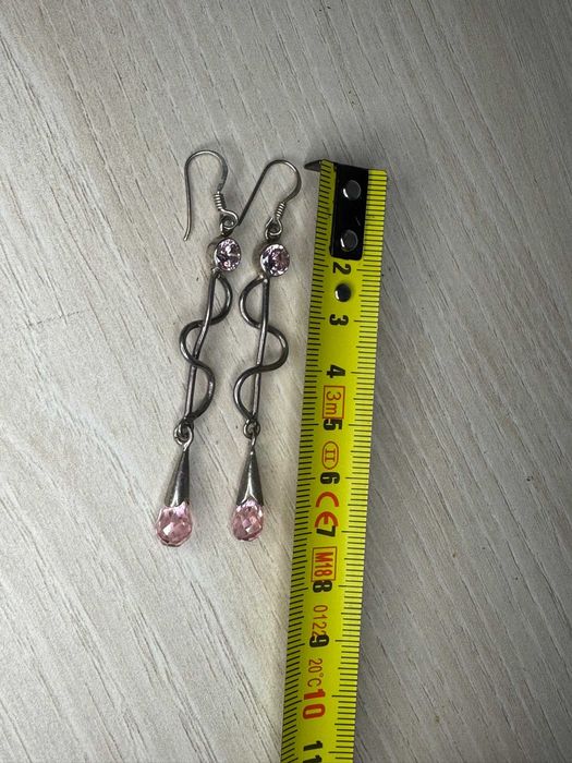 Cercei lungi din argint 925 — model ondulat cu pietre roz