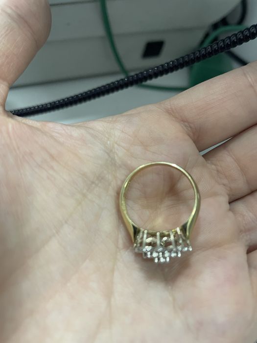 Продам кольцо с бриллиантами