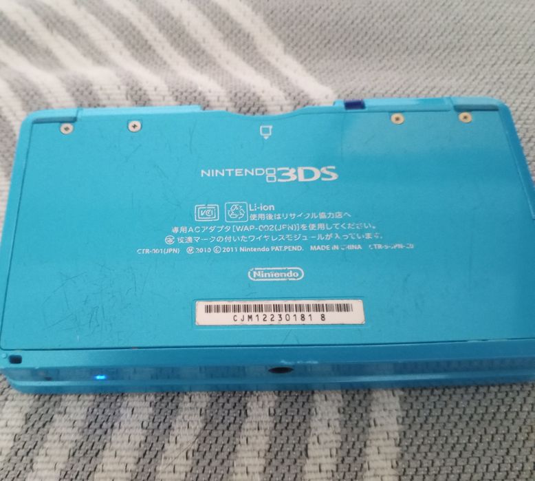 Продаю 3ds голубого цвета