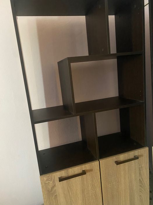 Продавам гардероб и етажерки