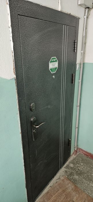 Продам металлическую дверь.