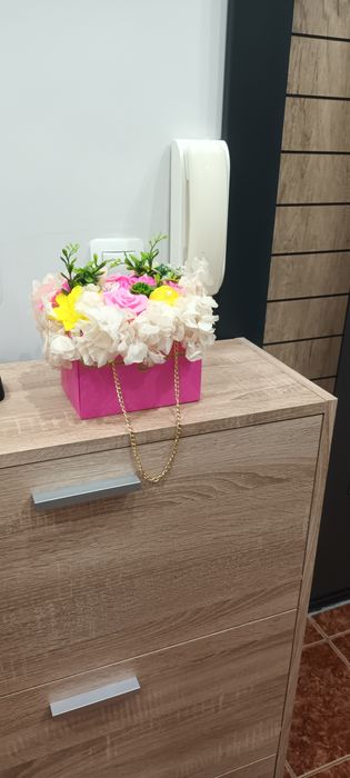 Ароматни свещи във формата на изискана чантичка с цветя.