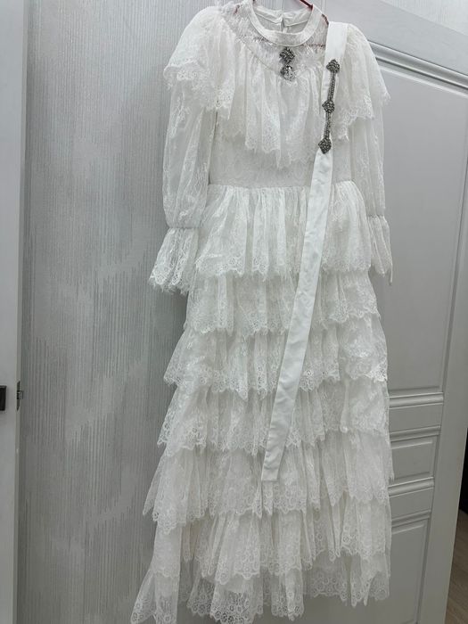 Ақ көйлек сатылады, бір киілген.