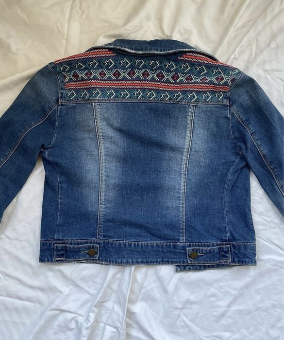 Geaca blugi brodata Stradivarius