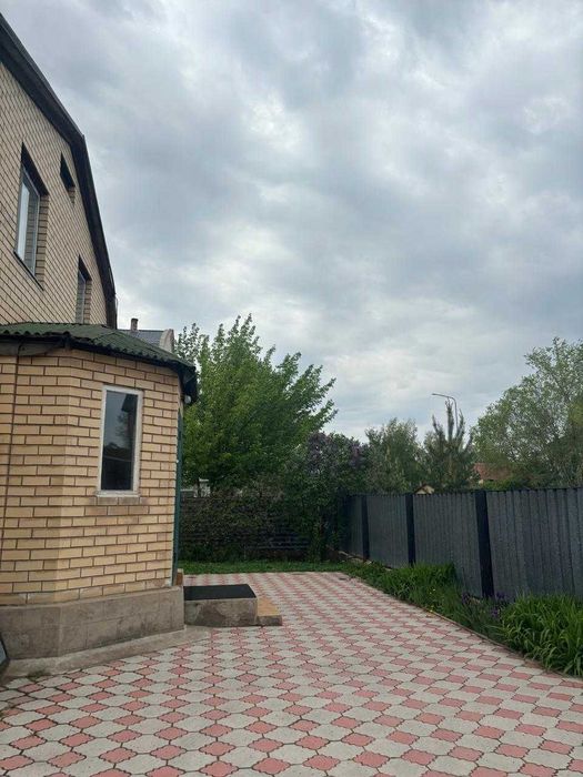 Дом с участком и постройками