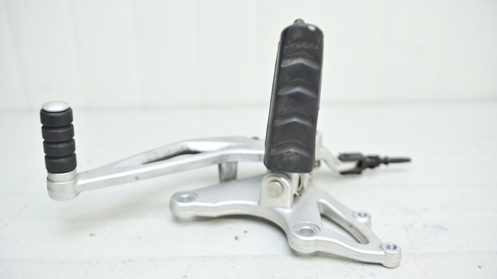 BMW R1200R K27 Suport Scarita Fata Dreapta Cu Pedala Frana