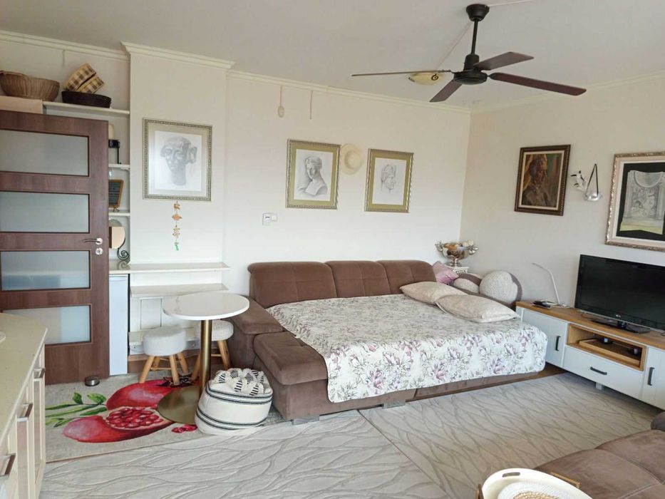 Продава напълно обзаведен апартамент с една спалня в идеалния център