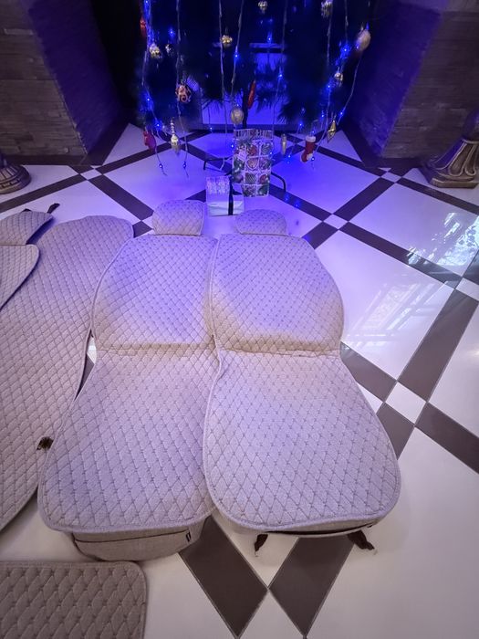 Продам универсальные автомобильные чехлы.