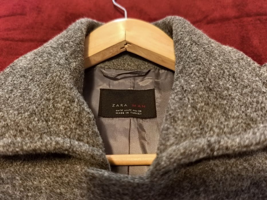 Palton Zara, 70% lână cu epoleți și insignă