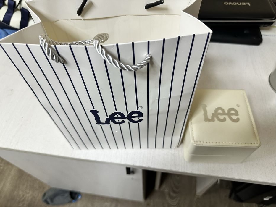 Час Lee оригинад