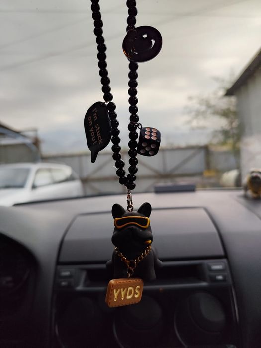 Украшие в машину