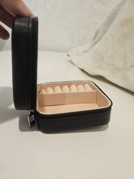 продаю черную шкатулку для украшений