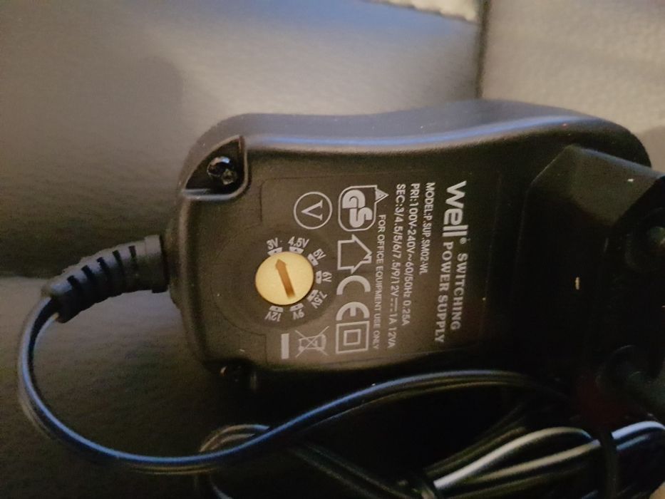 Încărcător universal 1000 mA marca Well diferite capuri adaptoare etc;