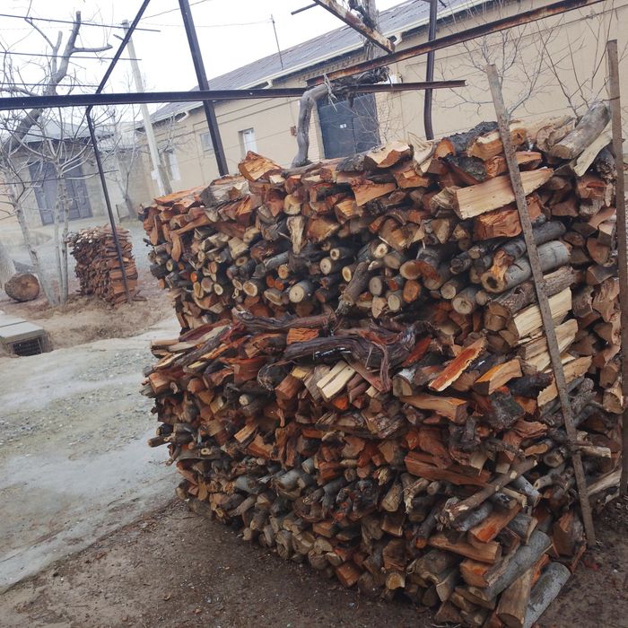Утин дрова кесилган йорилган