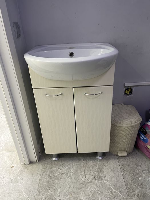 Продам 2 раковины, одна со смесителем.