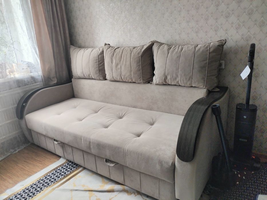 Продам диван. Цвет бежевый.