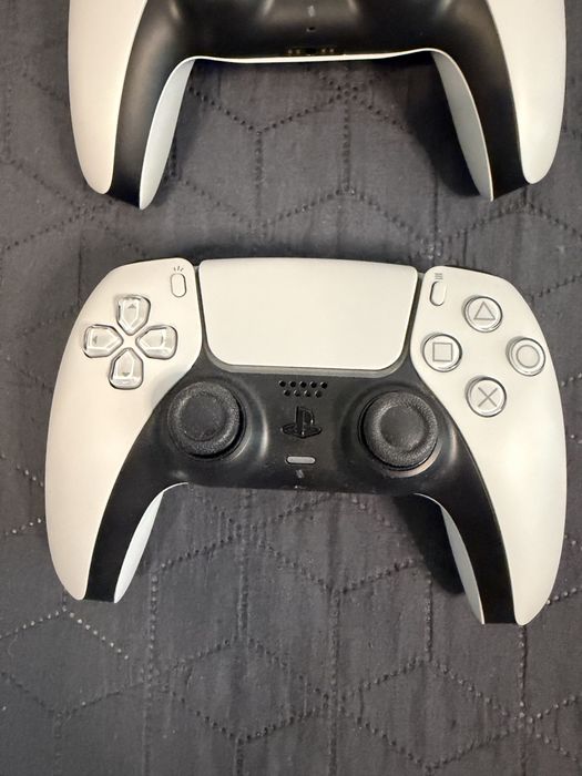 PlayStation 5 (cu disc) + 2 controllere + Stație de încărcare originală Sony