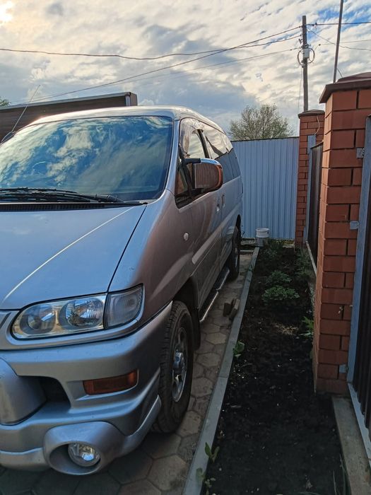 Минивэн Mitsubishi Delica