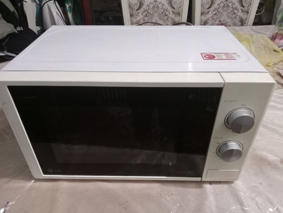 Продаётся микроволновка хорошо работает один месяц гарантия есть