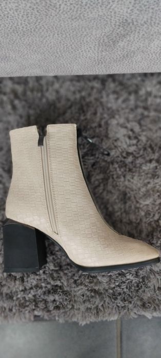 Нови дамски боти в бежов ромбоиден принт-стил и класа!35,39размер