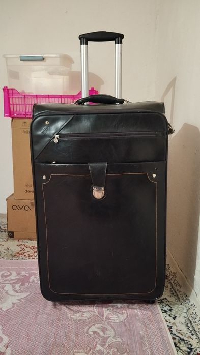 Чемодан на колесиках