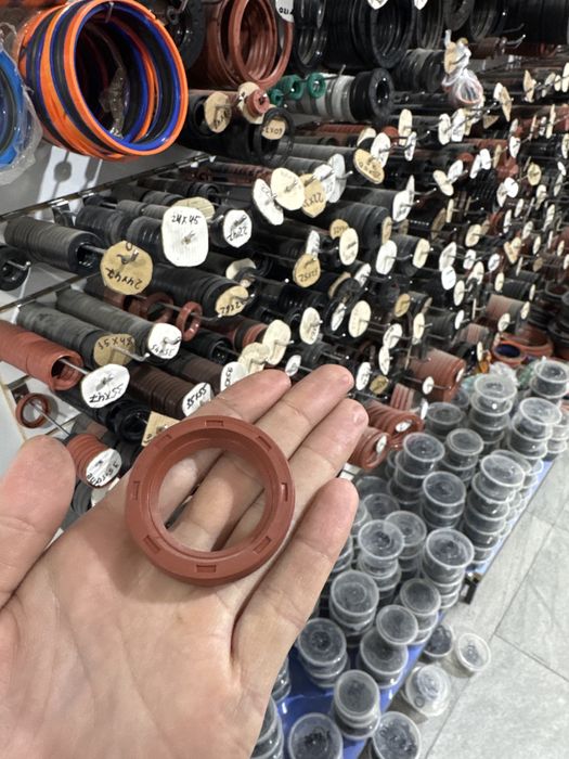 Podshipnik ,salnik,remen,bolt gayka,reduktor,pnevma slinder, instrumet