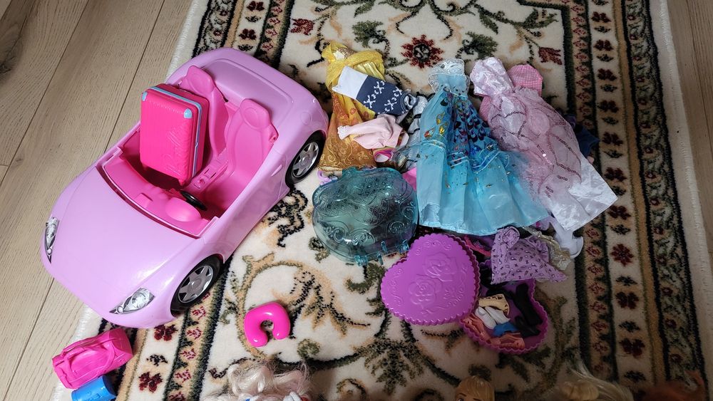 Set 12 păpuși( Barbie, Kent, Joker Girl etc.) cu accesorii, hăinuțe