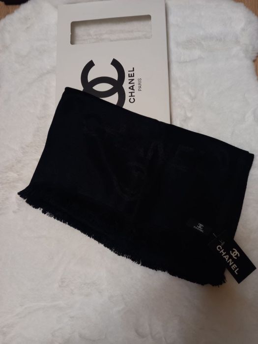 Esarfa cu cutie pentru ea emblema si eticheta