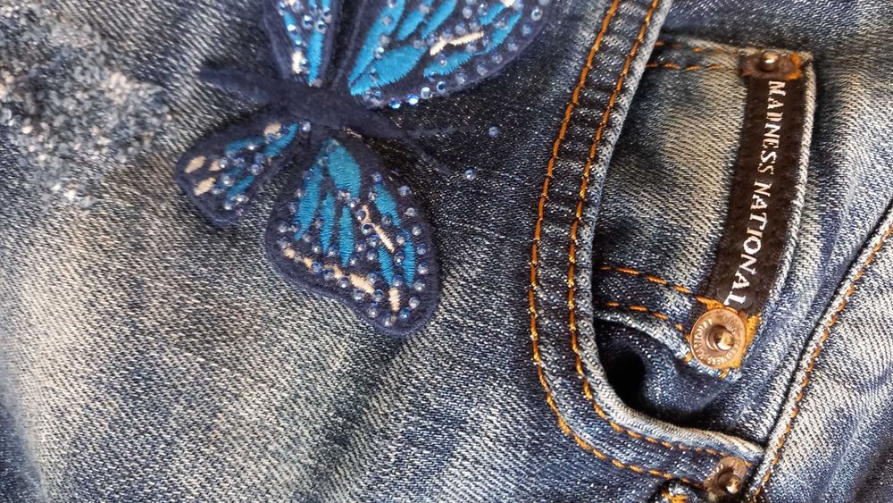 Дънки с 3Д пеперуди